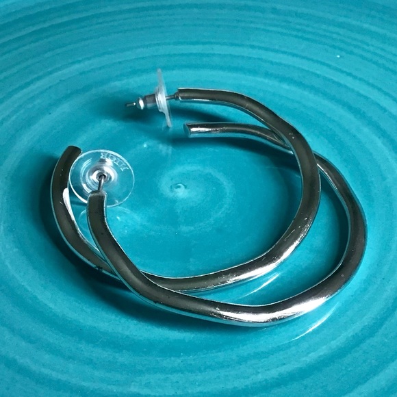 ➰Curvey Wavy Silver Hoop Earrings by Cookie Lee - Picture 4 of 5